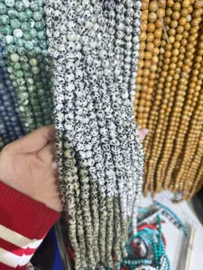 Vista detallada hilos de cuentas de piedra natural, perfectos para joyería DIY y venta mayorista.