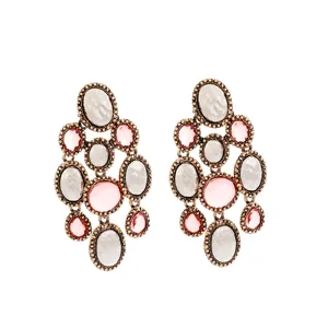 Boucles d'oreilles pendantes style vintage avec détails dorés et pierres roses et blanches.