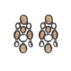 Boucles d'oreilles pendantes ovales vintage en or antique avec métal noir et verre clair.