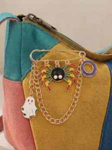 Halloween kreative Spinne Geist Kette Brosche Stift, süßer cooler Stil Emaille Schmuck Detailaufnahme.