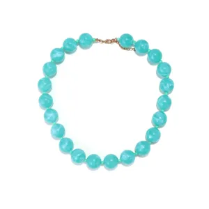 Collier de perles marbrées vert menthe, style vacances grosses perles rondes bijou détail.