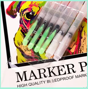Detailopname van navulbare waterpenseel set met groene en witte doppen voor aquarel.