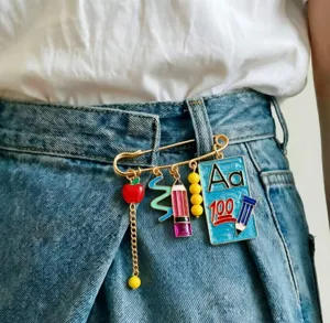 Schulabschluss Brosche Anstecknadel mit Apfel Bleistift Anhängern für Studenten.