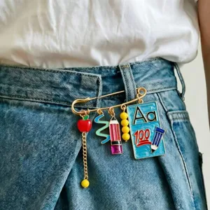 Abschlusszeit Schule Thema Emaille Brosche Apfel Bleistift Brief Platte Strass Gold Sicherheitsnadel Brosche Geschenk Für Lehrer Studenten