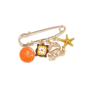 Vue détaillée d'une broche en alliage marin avec de charmantes pendentifs étoile de mer et soleil