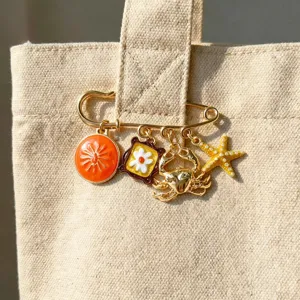 Jolie Broche Épingle de Sûreté en Émail Alliage de Zinc Éléments Marins Broche Pendentifs Étoile de Mer Crabe Soleil Fleur en Strass Doré pour Bijoux de Vacances à la Plage Femmes