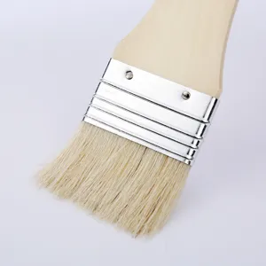 Gros plan du pinceau d'artiste montrant des poils souples et un manche en bois robuste.