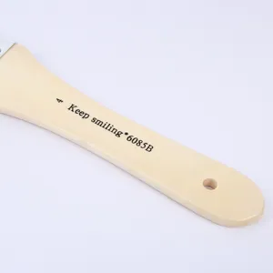 Vue détaillée du manche de pinceau en bois avec texte de marque et trou de suspension pour arts.