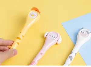 Gros plan détaillé du ruban correcteur mignon en forme de stylo avec design animal mignon.