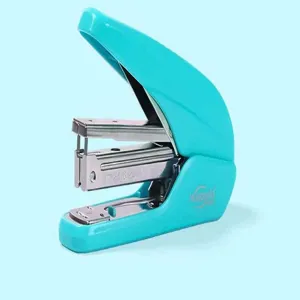 Ergonomische bureaunietmachine in lichtblauw, robuuste kantoorbenodigdheden voor papier.