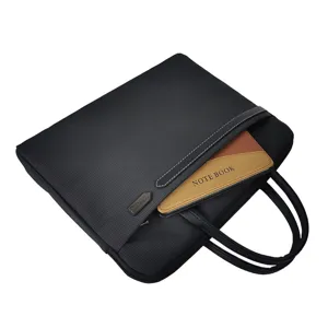 Schwarze Business Laptop Aktentasche Detailansicht mit robustem Stoff und Griffen.