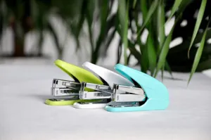 Ergonomische bureaunietmachines in groen, wit en lichtblauw voor efficiënt kantoorgebruik.
