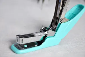 Turquoise zware bureau snelhechter detailweergave, ergonomisch bindgereedschap voor kantoor.