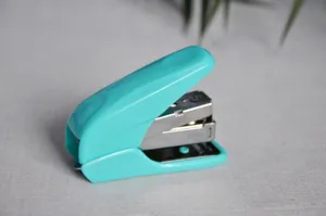 Compacte turquoise bureaunietmachine detailweergave, perfect voor op elk modern kantoor.