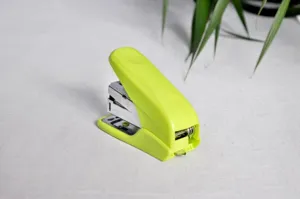 Compacte limoengroene mini nietmachine, detailweergave voor kantoor, school en dagelijks gebruik.