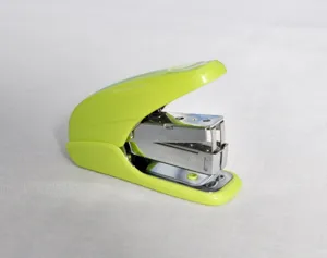 Groene bureau-nietmachine voor kantoor en school, duurzame plastic en metalen constructie.