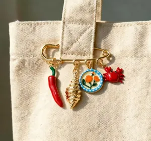 Broche épingle de sûreté émail piment crabe coquillage fleur accessoire bijoux femme quotidien.