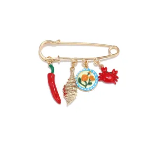 Jolie broche épingle de sûreté en émail avec pendentifs piment, coquillage et crabe.