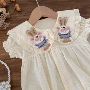 Dettaglio adorabile tutina estiva neonata cotone con colletto bambola coniglietto 3D carino.