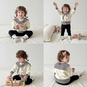Vista detallada de bonito conjunto de cárdigan con cuello marinero para bebé niña y leggings.