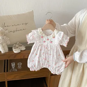 Combinaison bébé fille en coton fleuri, détail de tenue mignonne pour nouveau-né.