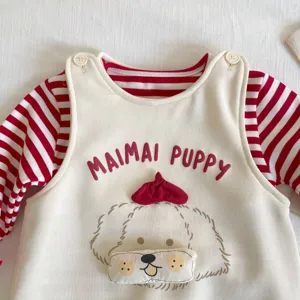 tierno conjunto de peto para bebé con perrito de dibujos animados y camiseta de rayas.