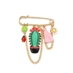 Gedetailleerde close-up van een schattige cactus lieveheersbeestje emaille broche met roze kwast.
