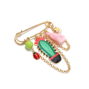 Emaille cactus broche met lieveheersbeestje kwast veiligheidsspeld sieraad detail