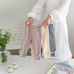 Gedetailleerd overzicht van peutermeisjes leggings met delicate kantstrik manchetten.
