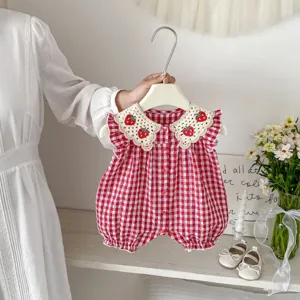 Neonato Bambina Estate Cotone A Quadri Tuta Carino Ricamo Fragola Manica a Volant Casual Vestiti Per Neonati In Un Pezzo