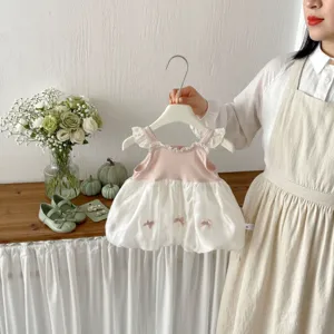 Dettaglio dell'abito estivo senza maniche con fiocco in rete per neonata, grazioso vestito coreano.