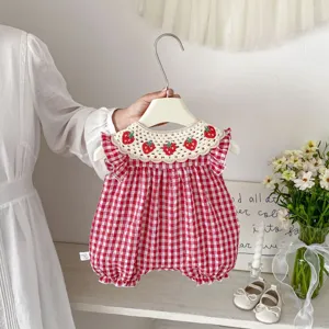 Romper neonata a quadri rossi con colletto di fragole all'uncinetto e maniche corte carine.