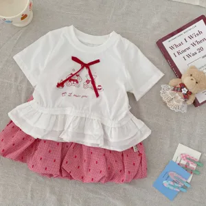 Close-up details schattige kinderen zomerset, wit t-shirt met rode strik en leuke berenprint.
