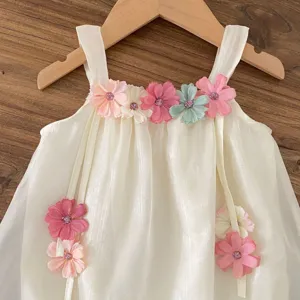 Dettaglio vestito estivo neonata, graziosa decorazione floreale scollo, tessuto traspirante.