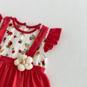 Grazioso vestito romper floreale per neonata con volant rossi e dettaglio di fiore