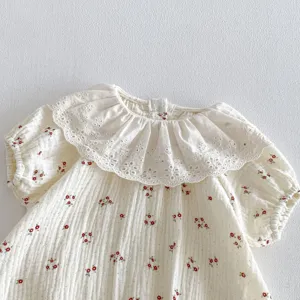 Infant baby floral lace collar short sleeve romper detail, pure cotton gauze fabric.