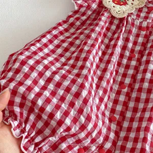 Body neonato a quadri vichy rosso e bianco con colletto lavorato all'uncinetto fragola.