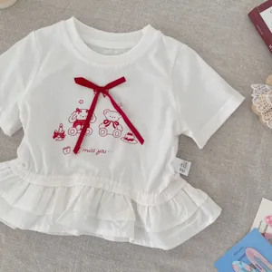 Schattig wit baby t-shirt met rode strik en cartoonprint, zoete zomertop voor kinderen.