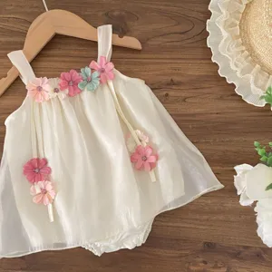 Dettagli ravvicinati della tutina estiva con fiori in tessuto colorati e materiale leggero.