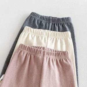 Gedetailleerde opname van drie kleuren casual babybroek elastische taille zacht katoen