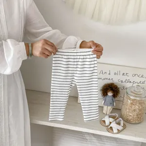 Leggings a righe a costine per neonati pantaloni casual per primavera estate.