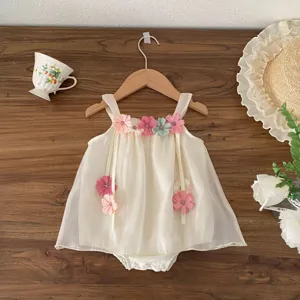 Vista dettagliata di tutina estiva per neonato con bretelle e applicazione floreale in legno.