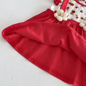 Grazioso vestito estivo rosso da bambina con top floreale e decorazioni a fiore 3D.
