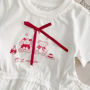 Schattig wit shirt met korte mouwen voor peutermeisjes met rode strik en vrolijke print.
