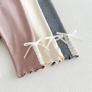 Peuter meisjes schattige kanten rand leggings detail met witte strik voor dagelijks gebruik.