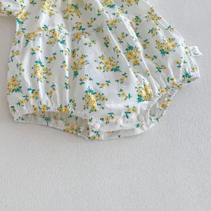 Bonito body de bebé con flores detalle en algodón suave con prácticos botones a presión.