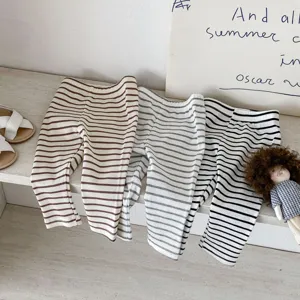 Vista dettagliata di leggings a righe in maglia a coste per bambini in vari colori, morbidi.