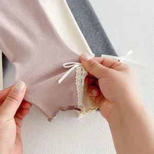 Leuke geribbelde meisjes legging met kanten afwerking en strik, comfortabele katoenen broek