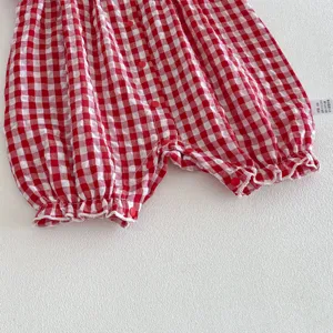 Dettaglio di tutina neonata quadretti rosso e bianco, grazioso volant, cotone estivo.