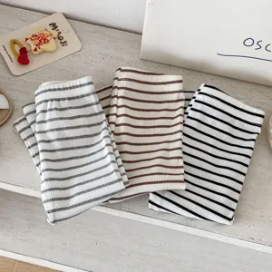 Comodi leggings a costine rigati per bambini in tre colori classici per uso quotidiano.